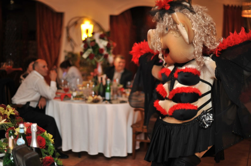Веселое шоу ростовой куклы свиньи (хрюши)  стриптизерши на юбилее Москва